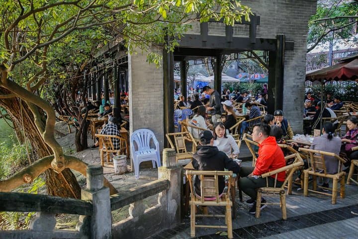 Private Day Tour: Chengdu Panda Base & downtown walking tour