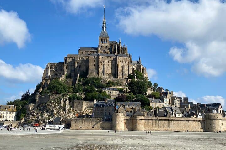 Mont Saint-Michel Small-group by Minivan from Paris with Calvados