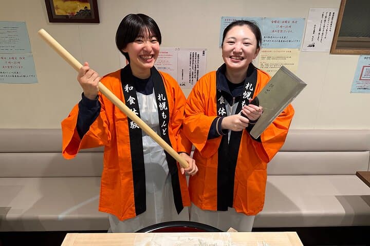 A Japanese food experience plan in Sapporo where you can enjoy tempura and 3 types of Hokkaido-only sake along with a soba making experience!