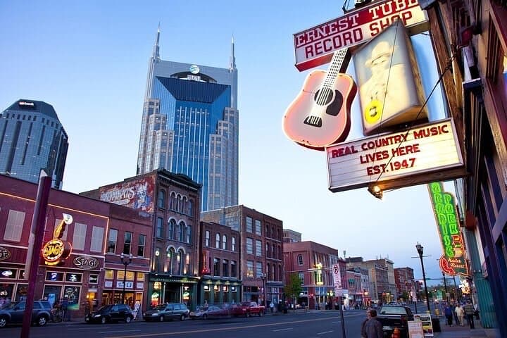 Nashville VIP Style Private Tour with Local Singer-Songwriter 