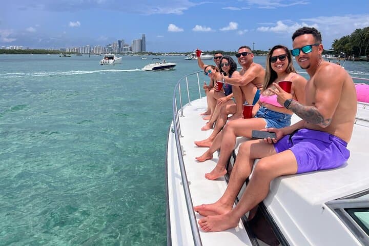 50ft Luxury Yacht Tour in Miami Beach Captain, Fun & Party!