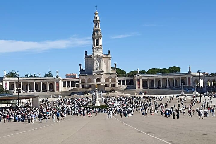 Private Tour: Fátima, Nazaré and Óbidos 