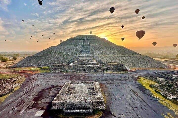 Balloon flight Teotihuacan, Breakfast in a cave Pick up in CDMX 
