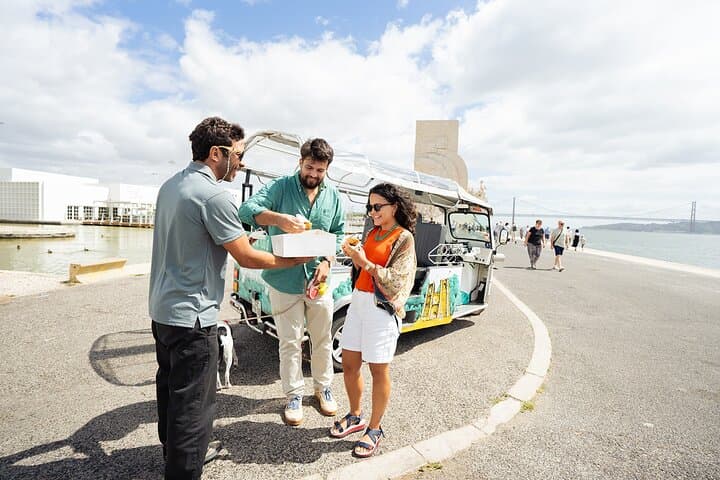 Lisbon Private 5-Hour Eco Tuk-Tuk Tour with Local Tastings 