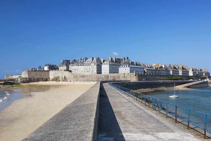 Hello Saint-Malo: Private 2-Hour Intro City Walk with Local Guide