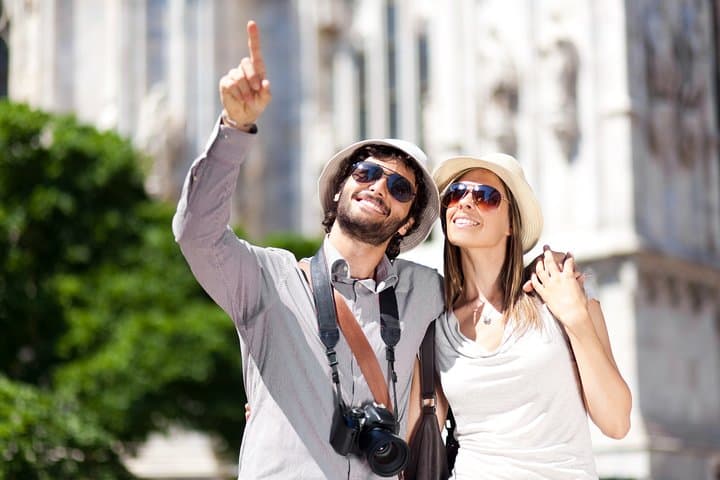 Milan: Private walking tour & Aperitif