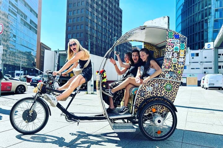 Rickshaw Tours Berlin - Groups of up to 16 people with several rickshaws