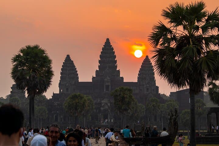 Siem Reap: Angkor Wat Sunrise & Explore Angkor Temples With Guide